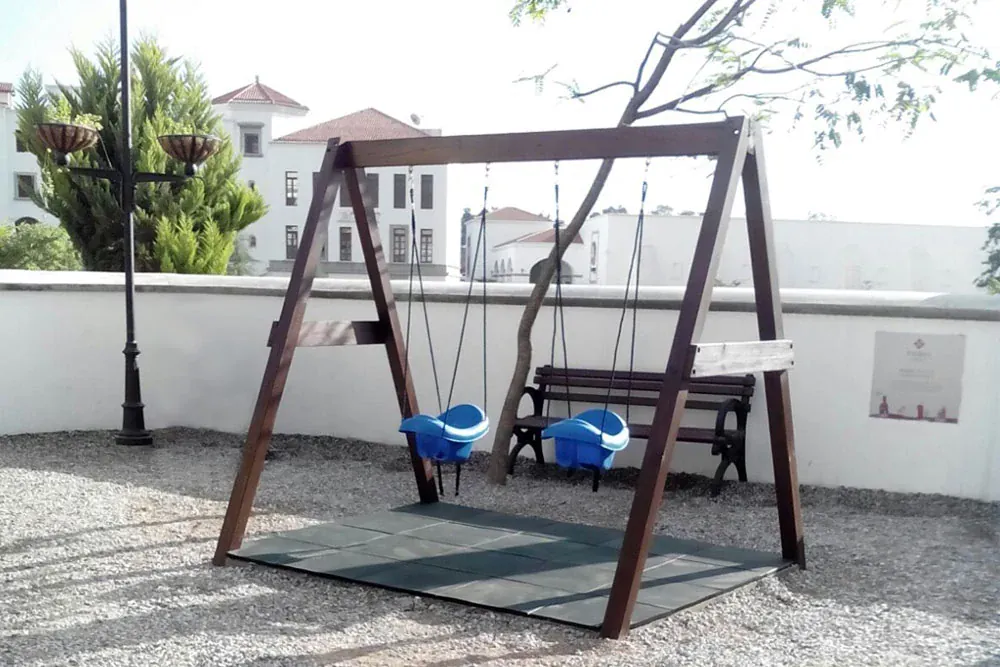 Columpios de bebé de madera con respaldo y arnés