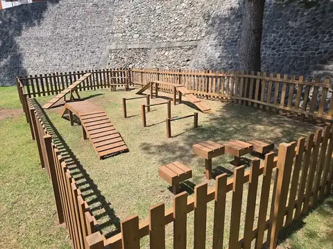 Circuito para perros · espacios amplios — Diversiones Exteriores