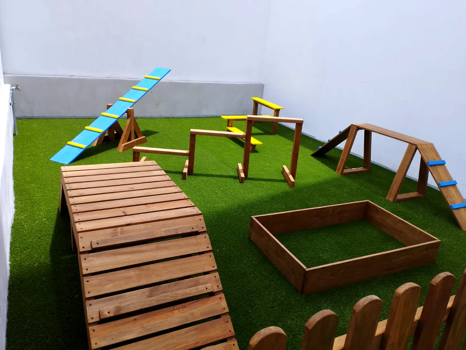 Circuito de agility canino en madera: obstáculos para perros
