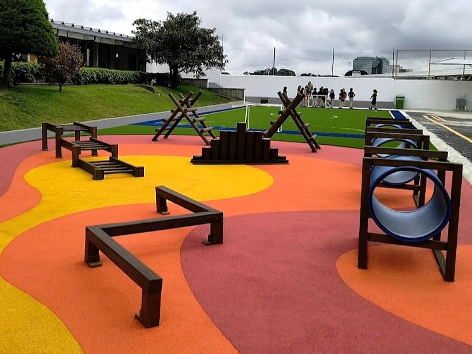 Circuito de obstáculos con troncos y puente para colegio