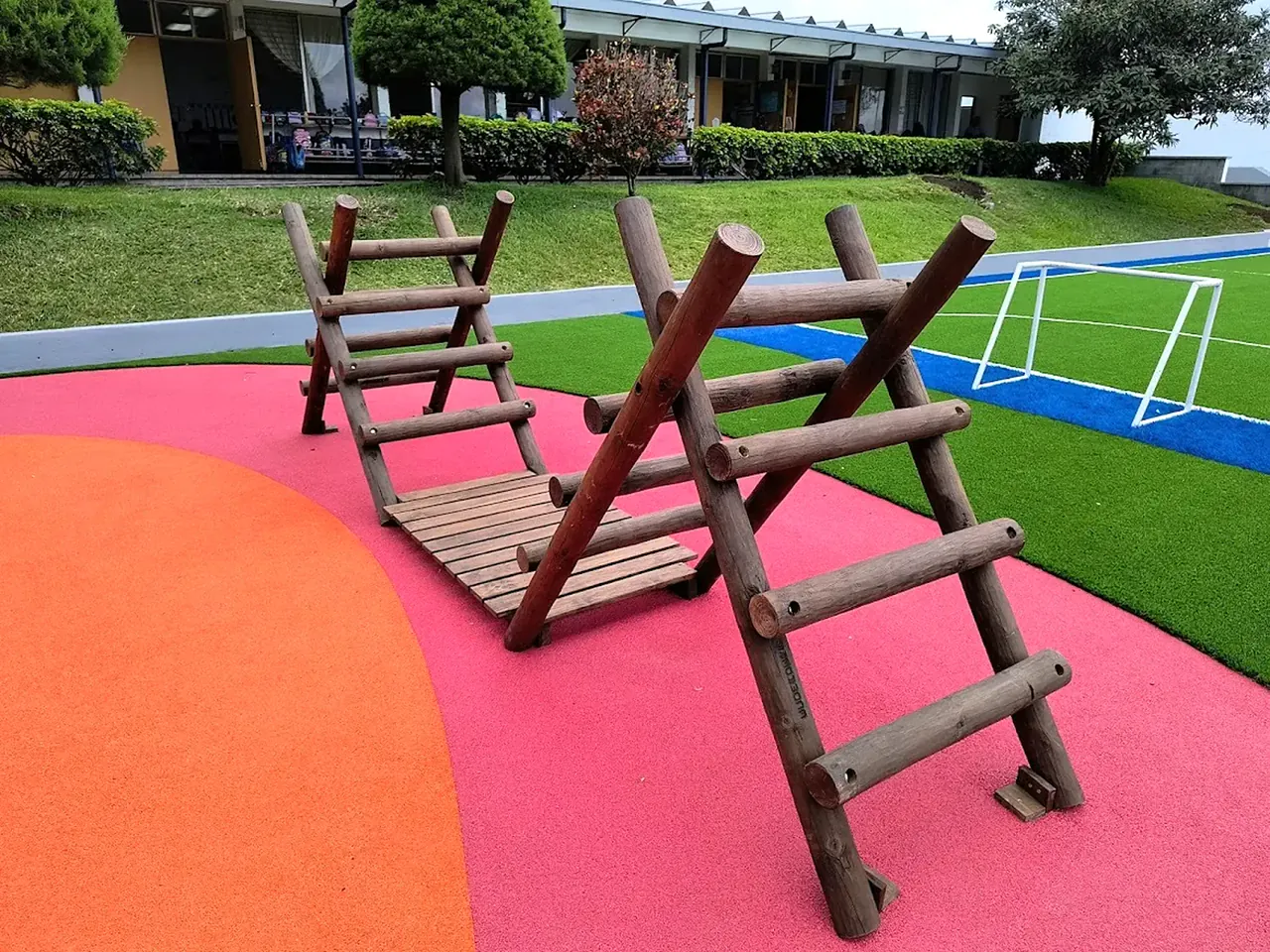 Circuito de obstáculos institucional sobre piso EPDM